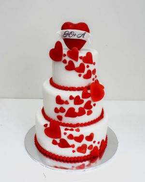 Свадебный тортКрасные сердечки