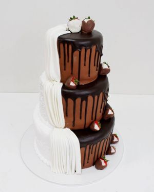 Свадебный тортКлубника в шоколаде