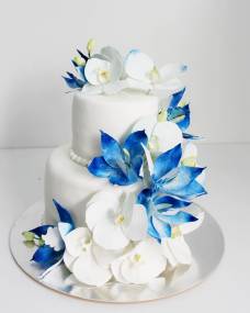 Свадебный тортБело-синие орхидеи
